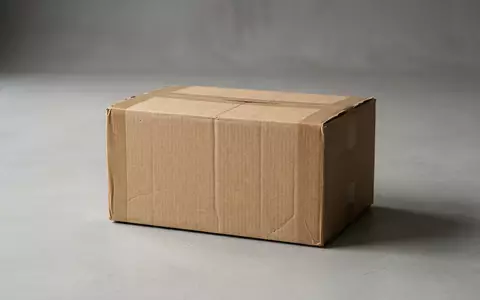 Fotorealistische Studioaufnahme von Paketversand zum Thema AliExpress, ISIN US01609W1027, klare Lichtfuehrung, sachlich dargestellt - Foto: THN