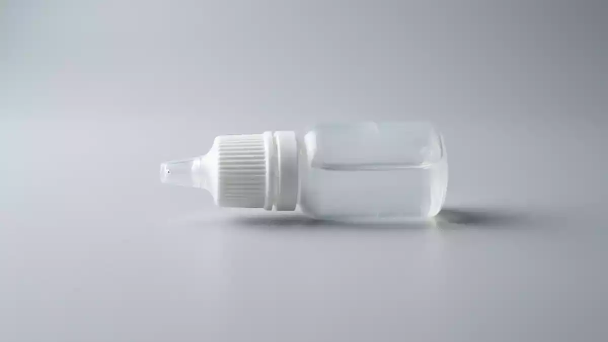 Fotorealistische Studioansicht von Augentropfen in neutraler Produktdarstellung