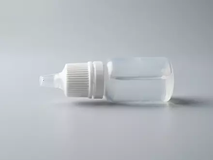 Fotorealistische Studioaufnahme von Augentropfen zum Thema Systane Augentropfen, ISIN CH0432492467, klare Lichtfuehrung - Foto: THN