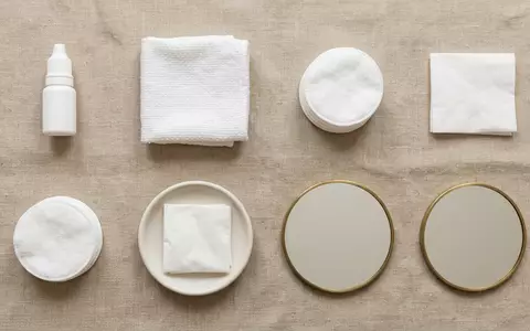 Flatlay-Arrangement rund um Augentropfen zum Thema Systane Augentropfen, ISIN CH0432492467, weiches Oberlicht - Foto: THN