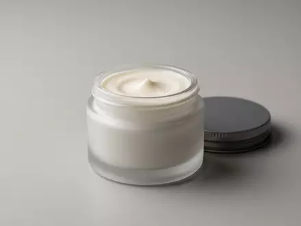 Fotorealistische Studioaufnahme von Gesichtscreme zum Thema Nivea Creme, ISIN DE0005200000, klare Lichtfuehrung - Foto: THN