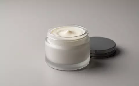 Fotorealistische Studioaufnahme von Gesichtscreme zum Thema Nivea Creme, ISIN DE0005200000, klare Lichtfuehrung - Foto: THN