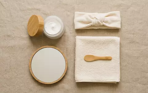 Flatlay-Arrangement rund um Gesichtscreme zum Thema Nivea Creme, ISIN DE0005200000, weiches Oberlicht - Foto: THN