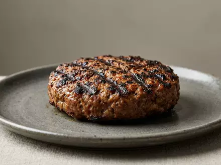Fotorealistische Studioaufnahme von Pflanzenburger zum Thema Beyond Burger, ISIN US08862E1091, klare Lichtfuehrung - Foto: THN