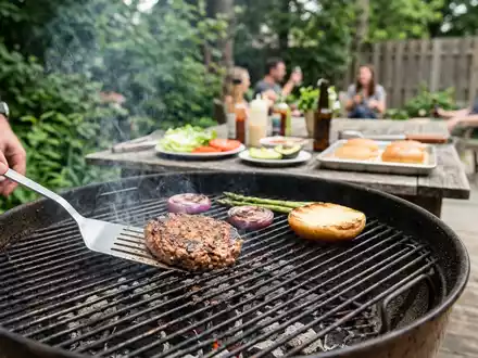 Fotorealistische Aufnahme von Pflanzenburger beim Grillen zum Thema Beyond Burger, ISIN US08862E1091, natuerliches Licht - Foto: THN