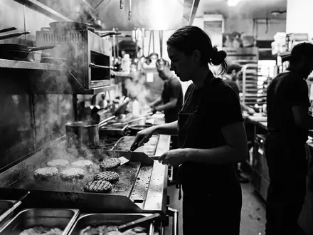 Schwarzweiss-Reportage mit Pflanzenburger zum Thema Beyond Burger, ISIN US08862E1091, hoher Kontrast, sachlich dargestellt - Foto: THN