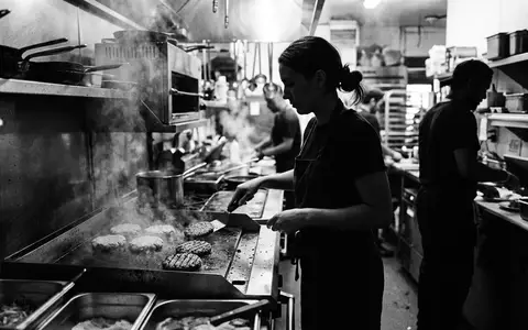 Schwarzweiss-Reportage mit Pflanzenburger zum Thema Beyond Burger, ISIN US08862E1091, hoher Kontrast, sachlich dargestellt - Foto: THN