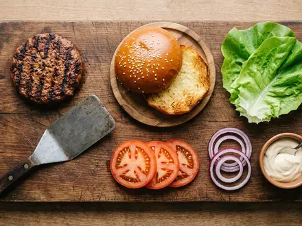 Flatlay-Arrangement rund um Pflanzenburger zum Thema Beyond Burger, ISIN US08862E1091, weiches Oberlicht - Foto: THN