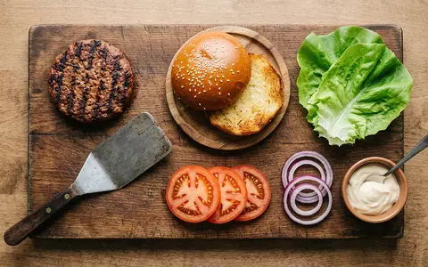 Flatlay-Arrangement rund um Pflanzenburger zum Thema Beyond Burger, ISIN US08862E1091, weiches Oberlicht - Foto: THN