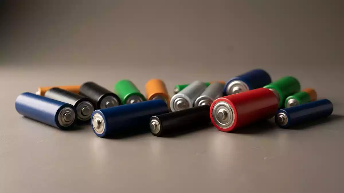 Fotorealistische Studioansicht von Haushaltsbatterien in neutraler Produktdarstellung
