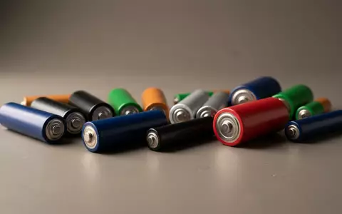 Fotorealistische Studioaufnahme von Haushaltsbatterien zum Thema Duracell Batterien, ISIN US0846701086, klare Lichtfuehrung - Foto: THN
