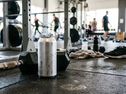 Fotorealistische Aufnahme von Energydrink beim Sport zum Thema Celsius Energy Drink, ISIN US15118V2079, natuerliches Licht - Foto: THN