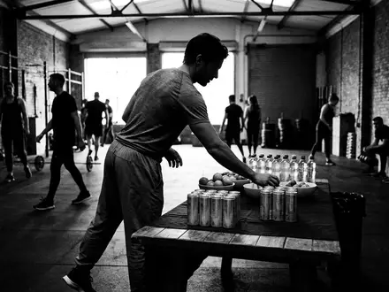 Schwarzweiss-Reportage mit Energydrink zum Thema Celsius Energy Drink, ISIN US15118V2079, hoher Kontrast - Foto: THN