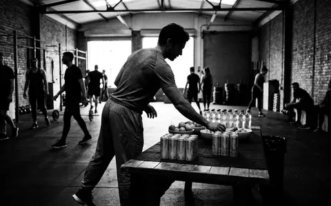 Schwarzweiss-Reportage mit Energydrink zum Thema Celsius Energy Drink, ISIN US15118V2079, hoher Kontrast - Foto: THN