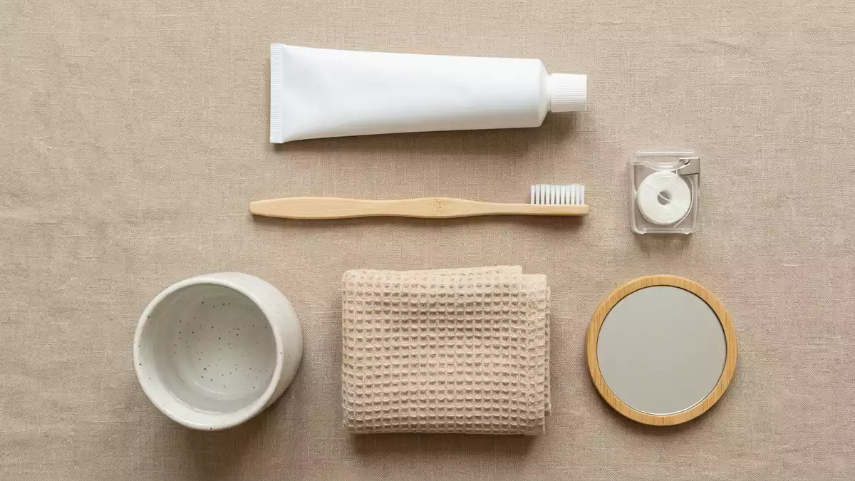 Flatlay-Arrangement rund um Zahnpasta mit passenden Requisiten von oben, neutral