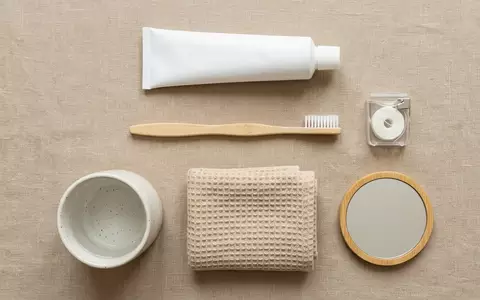 Flatlay-Arrangement rund um Zahnpasta zum Thema Arm & Hammer Zahnpasta, ISIN US1713401024, weiches Oberlicht - Foto: THN