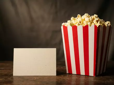 Fotorealistische Studioaufnahme von Kinobesuch zum Thema Cinemark Tickets, ISIN US1729674242, klare Lichtfuehrung - Foto: THN