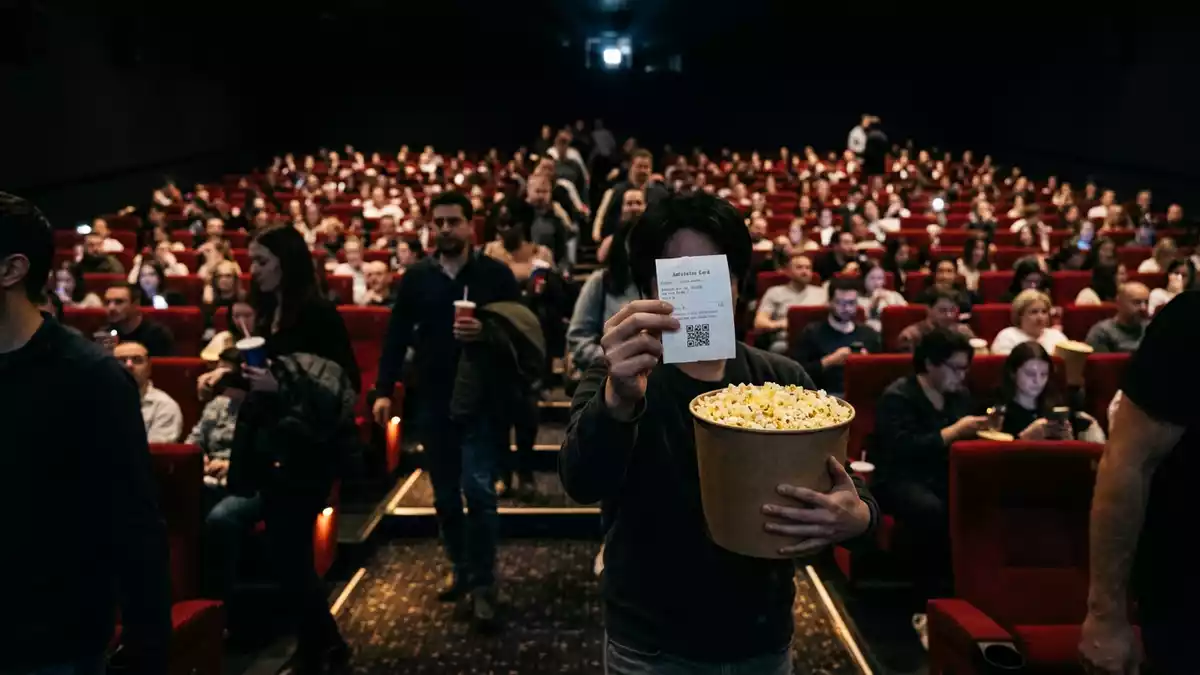 Fotorealistische Ansicht von Kinobesuch im Kino in realer Umgebung, sachlich dargestellt