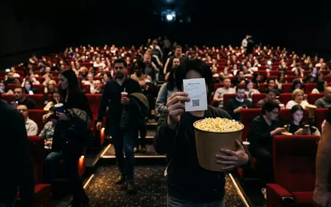 Fotorealistische Aufnahme von Kinobesuch im Kino zum Thema Cinemark Tickets, ISIN US1729674242, natuerliches Licht - Foto: THN