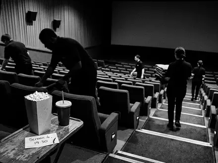 Schwarzweiss-Reportage mit Kinobesuch zum Thema Cinemark Tickets, ISIN US1729674242, hoher Kontrast, sachlich dargestellt - Foto: THN