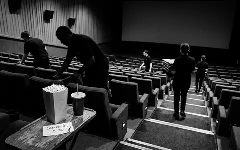 Schwarzweiss-Reportage mit Kinobesuch zum Thema Cinemark Tickets, ISIN US1729674242, hoher Kontrast, sachlich dargestellt - Foto: THN