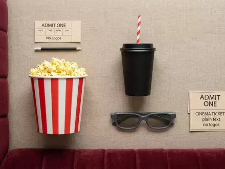 Flatlay-Arrangement rund um Kinobesuch zum Thema Cinemark Tickets, ISIN US1729674242, weiches Oberlicht - Foto: THN