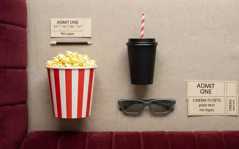 Flatlay-Arrangement rund um Kinobesuch zum Thema Cinemark Tickets, ISIN US1729674242, weiches Oberlicht - Foto: THN