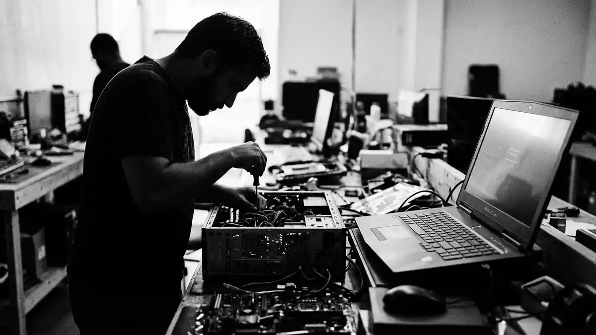 Schwarzweiss-Reportagebild mit Gaming-Laptop in dokumentarischer Arbeitsumgebung