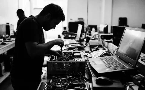 Schwarzweiss-Reportage mit Gaming-Laptop zum Thema ASUS ROG Strix Laptop, ISIN TW0002357004, hoher Kontrast - Foto: THN