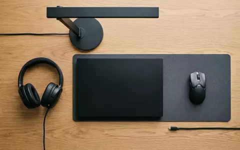 Flatlay-Arrangement rund um Gaming-Laptop zum Thema ASUS ROG Strix Laptop, ISIN TW0002357004, weiches Oberlicht - Foto: THN