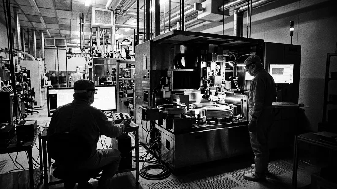 Schwarzweiss-Reportagebild mit Lithographiesystem in dokumentarischer Arbeitsumgebung