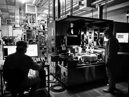 Schwarzweiss-Reportage mit Lithographiesystem zum Thema ASML Lithographiesystem, ISIN NL0010273215, hoher Kontrast, sachlich dargestellt - Foto: THN