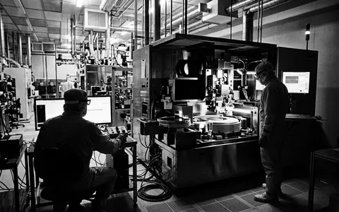 Schwarzweiss-Reportage mit Lithographiesystem zum Thema ASML Lithographiesystem, ISIN NL0010273215, hoher Kontrast, sachlich dargestellt - Foto: THN