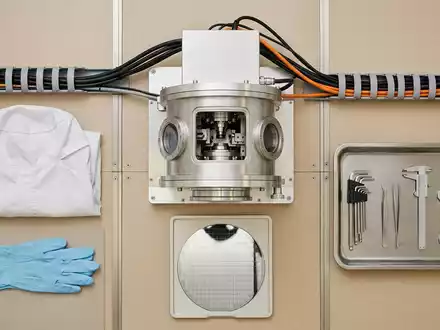 Flatlay-Arrangement rund um Lithographiesystem zum Thema ASML Lithographiesystem, ISIN NL0010273215, weiches Oberlicht - Foto: THN