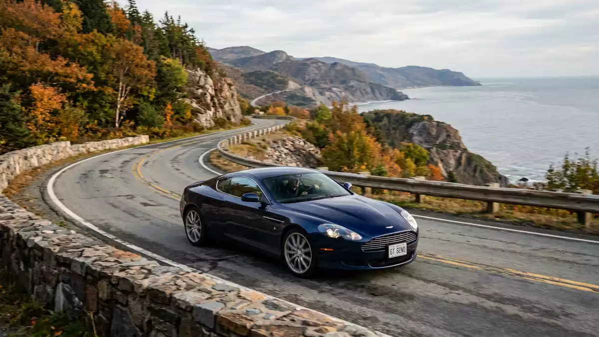 Fotorealistische Ansicht von Sportcoupé auf der Landstraße in realer Umgebung, neutral