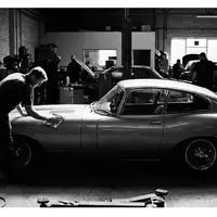 Schwarzweiss-Reportage mit Sportcoupé zum Thema Aston Martin DB12, ISIN GB00BN7CG237, hoher Kontrast - Foto: THN