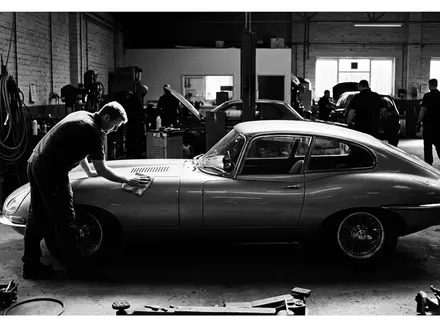 Schwarzweiss-Reportage mit Sportcoupé zum Thema Aston Martin DB12, ISIN GB00BN7CG237, hoher Kontrast - Foto: THN