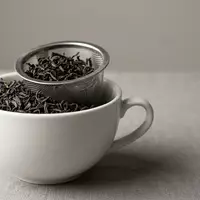 Fotorealistische Studioaufnahme von Schwarztee zum Thema Twinings Tee, ISIN GB0006731235, klare Lichtfuehrung - Foto: THN