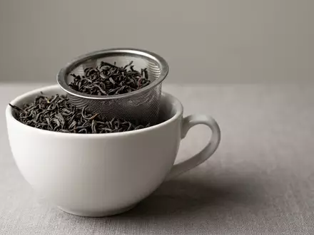 Fotorealistische Studioaufnahme von Schwarztee zum Thema Twinings Tee, ISIN GB0006731235, klare Lichtfuehrung - Foto: THN