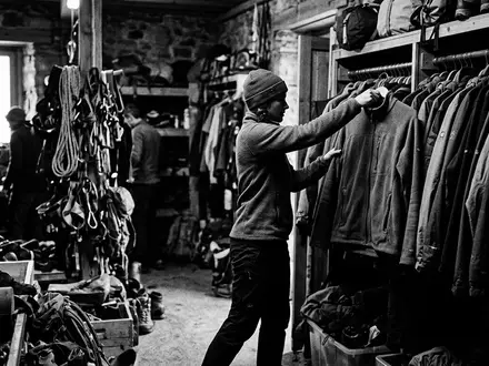 Schwarzweiss-Reportage mit Fleecejacke zum Thema Columbia Fleecejacke, ISIN US1985161066, hoher Kontrast, sachlich dargestellt - Foto: THN