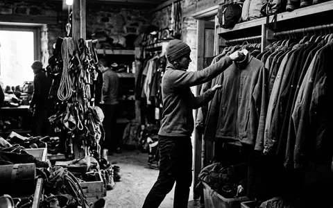 Schwarzweiss-Reportage mit Fleecejacke zum Thema Columbia Fleecejacke, ISIN US1985161066, hoher Kontrast, sachlich dargestellt - Foto: THN