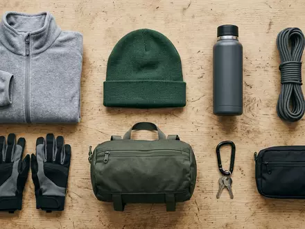 Flatlay-Arrangement rund um Fleecejacke zum Thema Columbia Fleecejacke, ISIN US1985161066, weiches Oberlicht - Foto: THN