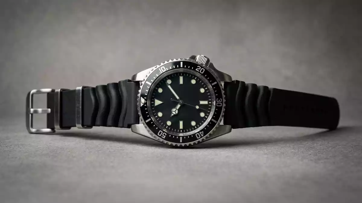 Fotorealistische Studioansicht von Taucheruhr in neutraler Produktdarstellung, neutral