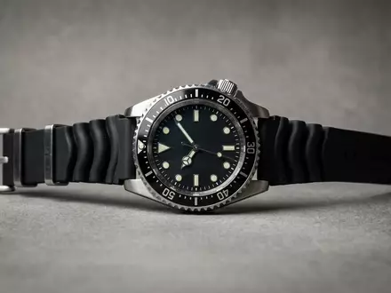 Fotorealistische Studioaufnahme von Taucheruhr zum Thema Citizen Promaster, ISIN JP3352400000, klare Lichtfuehrung - Foto: THN