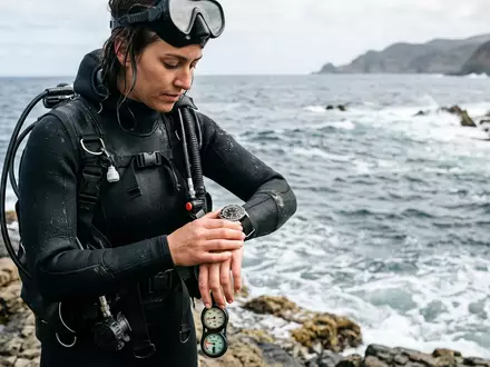 Fotorealistische Aufnahme von Taucheruhr beim Tauchen zum Thema Citizen Promaster, ISIN JP3352400000, natuerliches Licht - Foto: THN