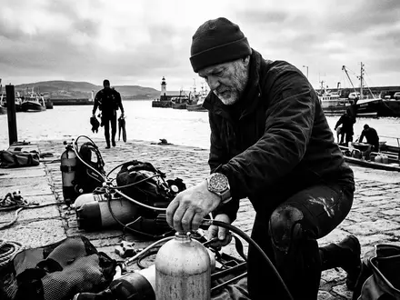 Schwarzweiss-Reportage mit Taucheruhr zum Thema Citizen Promaster, ISIN JP3352400000, hoher Kontrast, sachlich dargestellt - Foto: THN
