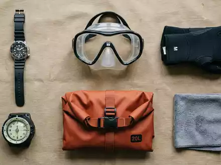 Flatlay-Arrangement rund um Taucheruhr zum Thema Citizen Promaster, ISIN JP3352400000, weiches Oberlicht - Foto: THN