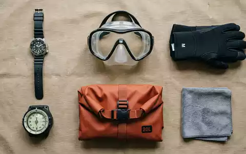 Flatlay-Arrangement rund um Taucheruhr zum Thema Citizen Promaster, ISIN JP3352400000, weiches Oberlicht - Foto: THN