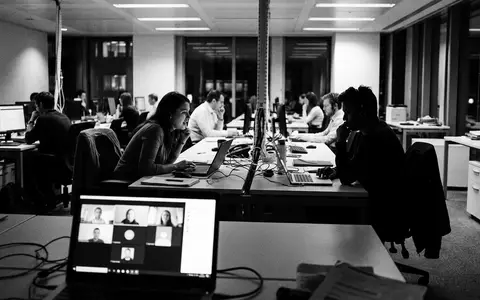 Schwarzweiss-Reportage mit Videokonferenz zum Thema Webex Meetings, ISIN US17275R1023, hoher Kontrast, sachlich dargestellt - Foto: THN