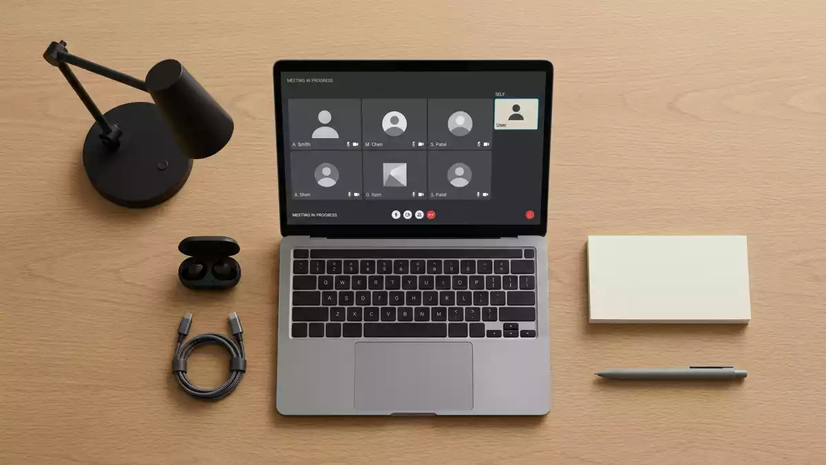 Flatlay-Arrangement rund um Videokonferenz mit passenden Requisiten von oben, neutral